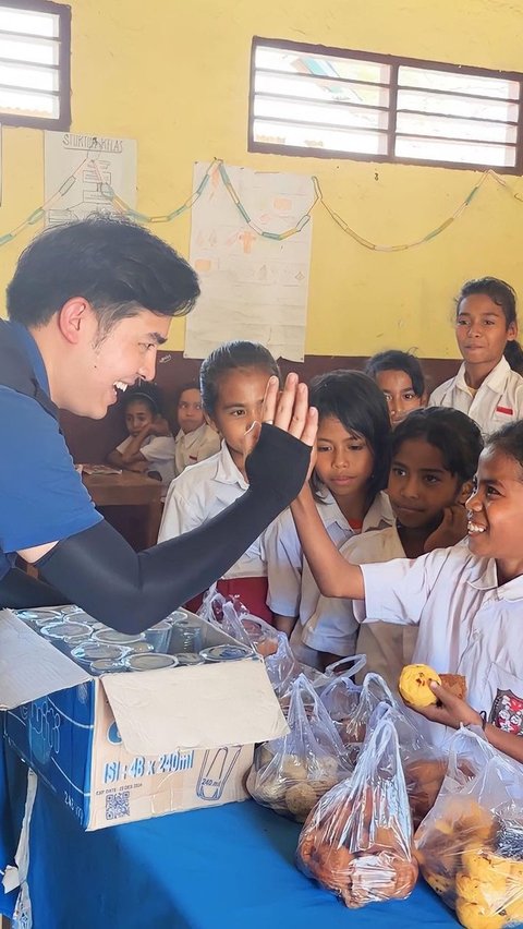 Jerome tampak begitu berbaur dengan siswa saat mengajarkan pelajaran matematika.