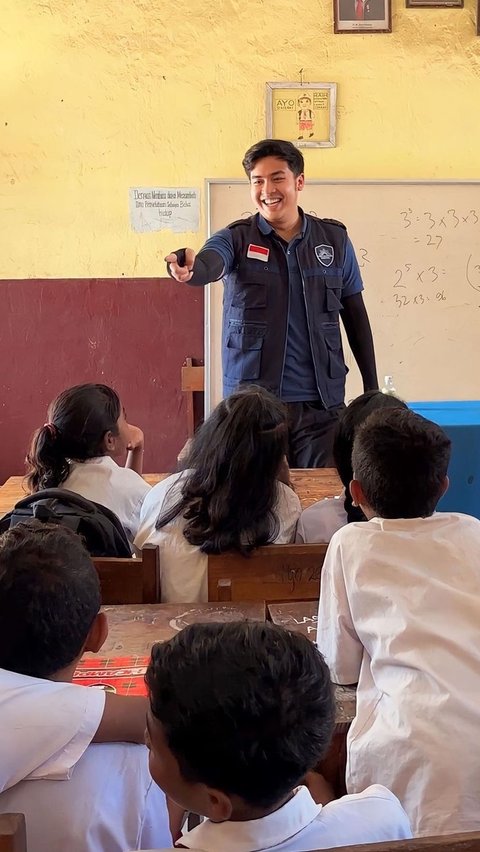 Lelah setelah menaiki kapal malam seolah langsung hilang setelah Jerome bertemu anak-anak Lembata. Ia tampil begitu ceria dan antusias saat mengajar di depan kelas.