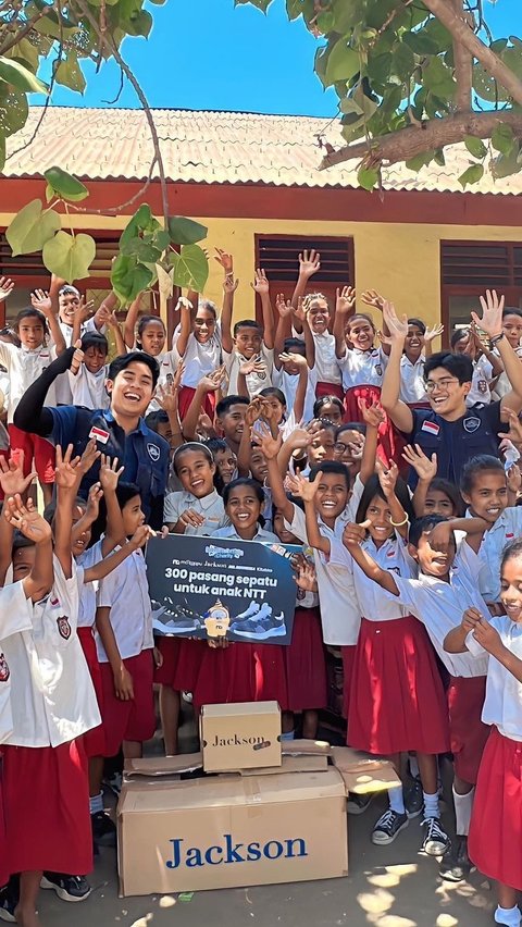 Jerome juga membagikan 300 pasang sepatu untuk anak-anak Lembata yang ia ajar. Hadiah ini diterima baik oleh para siswa dengan bersorak. Mereka tak bisa menyembunyikan perasaan senangnya saat mendapat sepatu baru.