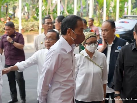 Called Coughing and Now Wearing a Mask, President Jokowi Exposed to Jakarta's Pollution?