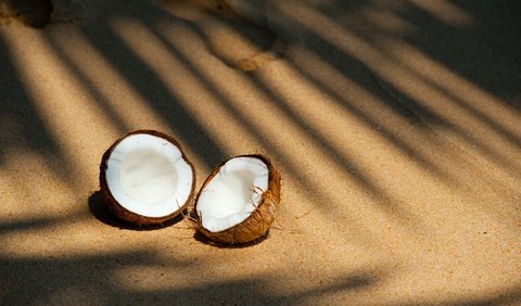 Santan kelapa memiliki beragam manfaat yang baik untuk kesehatan rambut. Kandungan nutrisi dalam santan mampu mengembalikan kelembapan dan kekuatan rambut.