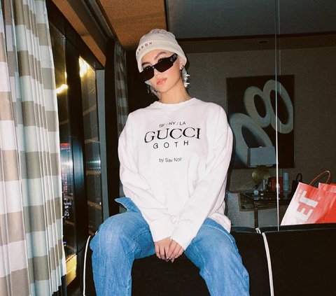 Agnez Mo's Appearance Causes a Stir in the Neighborhood while Handling e-KTP, Wearing a Million Dollar Outfit, and the Bottom...