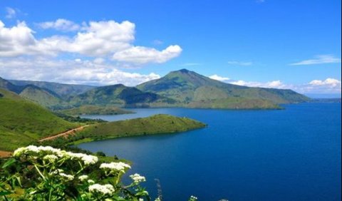 Danau Toba bukan hanya tentang keindahan alamnya, tetapi juga tentang budaya dan warisan alam yang unik. UNESCO Global Geopark menunjuk Kaldera Toba sebagai salah satu destinasi unggulan, membawa harapan akan pembangunan berkelanjutan dan pelestarian lingkungan.