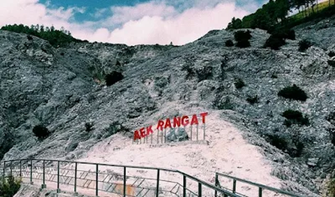 5. Aek Rangat Pangururan: Pemandian Air Panas di Lereng Gunung