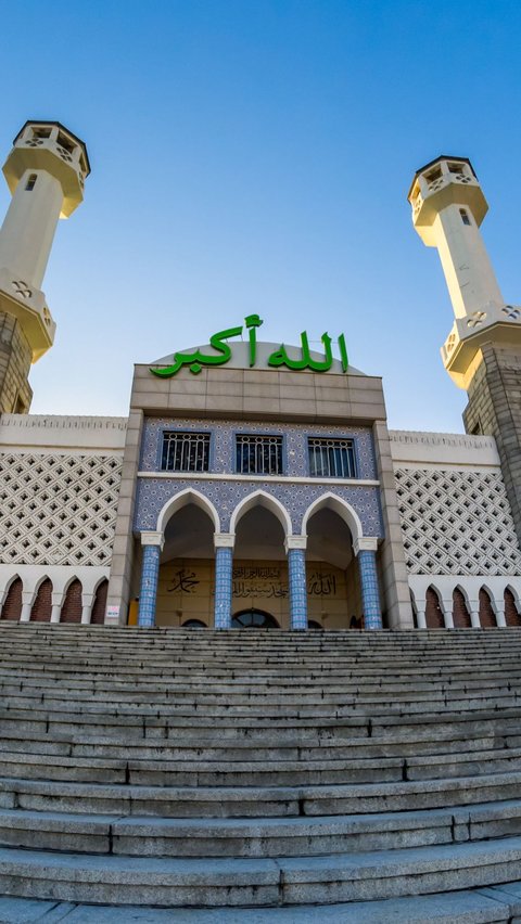 Viral Mosque in the Same Building as a Discotheque, Wrong Door Different Path