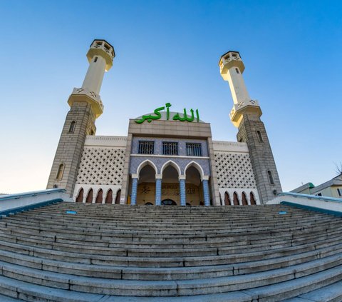 Viral Mosque in the Same Building as a Discotheque, Wrong Door Different Path