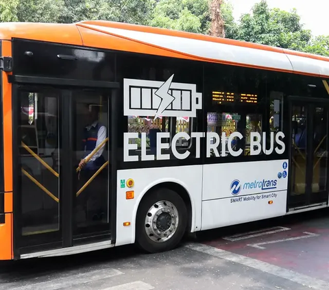 Pangkas Konsumsi Energi Fosil, BUMN Ini Gunakan Bus Listrik untuk Operasional Perusahaan