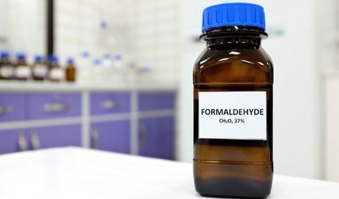 Formalin adalah senyawa kimia yang memiliki efek toksik sangat tinggi dan bersifat karsinogenik. Dalam formalin, terdapat sekitar 37% formaldehid dalam air, dan metanol seringkali ditambahkan hingga 15%.