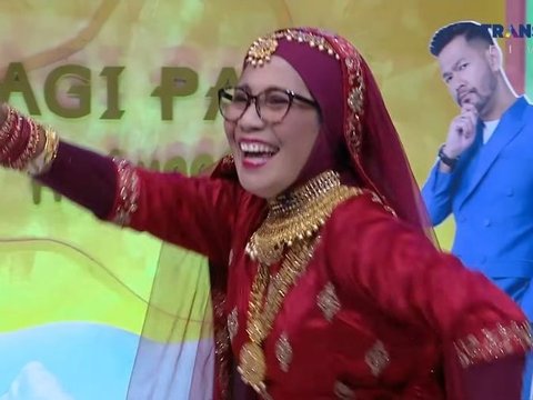 10 Gaya Ibu Indah Permatasari Bergoyang Bak Gadis India, Kata Netizen : Umur Segini Emang Lagi Lucu-lucunya