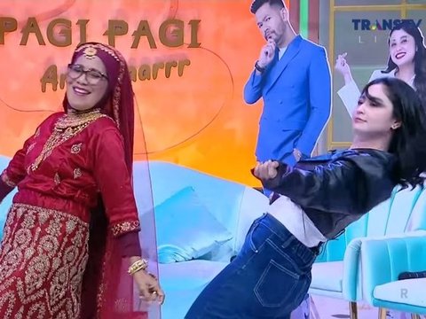 10 Gaya Ibu Indah Permatasari Bergoyang Bak Gadis India, Kata Netizen : Umur Segini Emang Lagi Lucu-lucunya