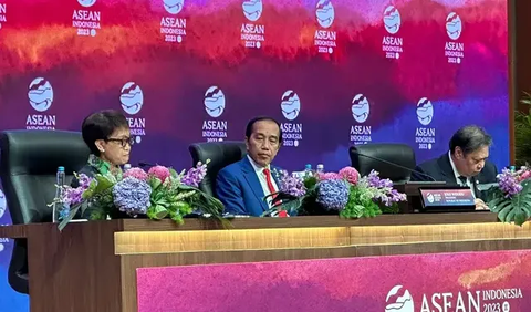 "Saat ini, ASEAN telah memiliki _Digital Economic Framework Agreement_ (DEFA) yang dapat melipatgandakan ekonomi digital hingga USD2 triliun di 2030," ujar Jokowi.<br>