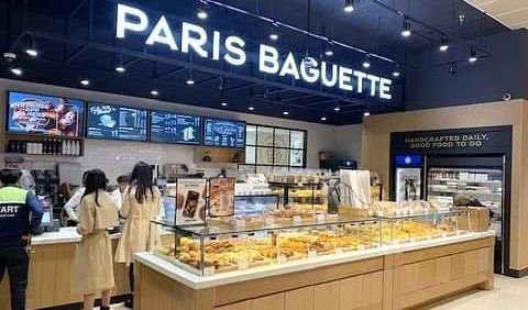 Café-bakery Paris Baguette, yang sudah merajai hati para penggemar K-drama dan pencinta kuliner di seluruh dunia, sebenarnya bukan berasal dari Perancis seperti namanya.