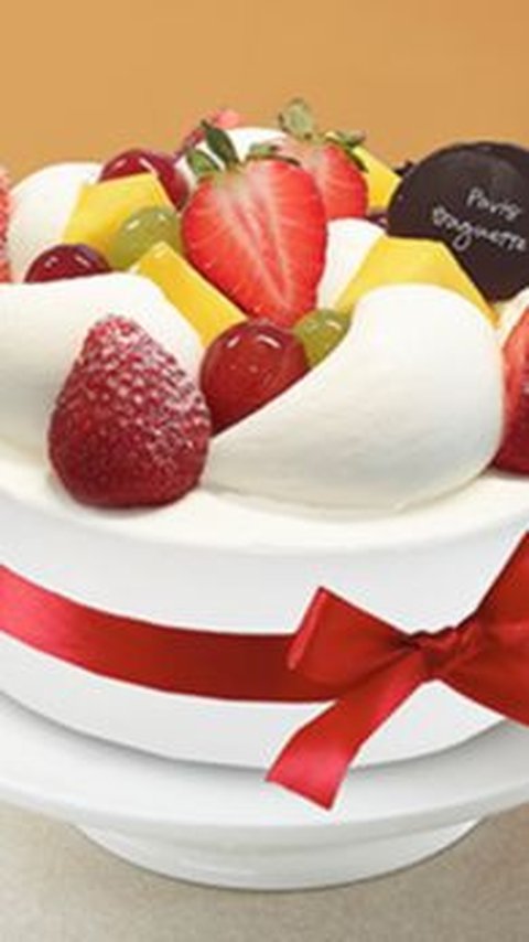 Fresh Cream Cake juga menjadi daya tarik utama di Paris Baguette. Fresh Cream Cake dengan vanilla sponge cake yang dijodohkan dengan fresh whipped cream yang sedang tren, memberikan sensasi segar dan tidak terlalu manis. Bagian ini memang menjadi hidangan penutup yang pas.