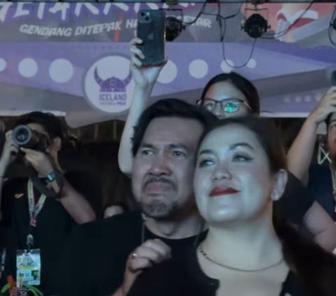 David Bayu Meneteskan Air Mata Dipelukan Sang Istri saat Teman-teman Musisi Menyanyikan Lagu NAIF di Synchronize Fest 2023