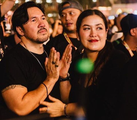 David Bayu Meneteskan Air Mata Dipelukan Sang Istri saat Teman-teman Musisi Menyanyikan Lagu NAIF di Synchronize Fest 2023