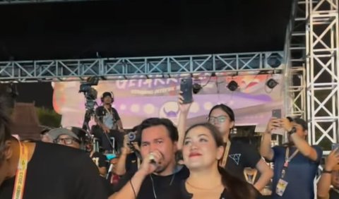 Video David Bayu meneteskan air mata saat menyaksikan acara Synchronize Fest 2023 langsung viral. Para musisi dan band tanah air memberikan dukungan buat David dan band Naif.<br>