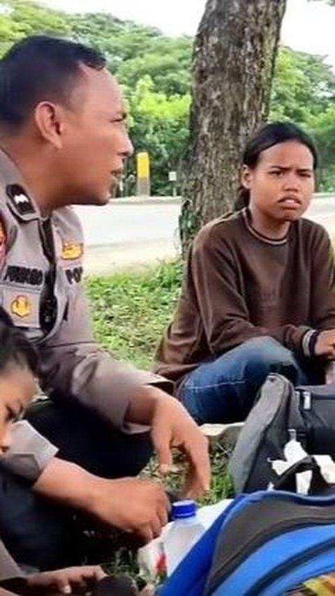 Untung Ketemu Polisi Baik, Kecopetan di Kapal Keluarga Ini Pulang Kampung Jalan Kaki ke Magelang <br>