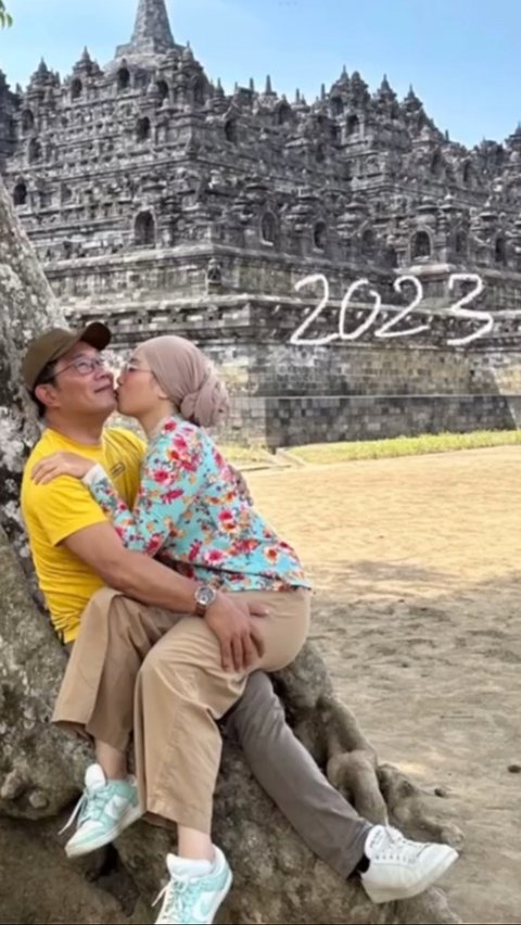 Bersama Zahra, Kang Emil membuat ulang foto yang dibuatnya tahun 2008. Pada saat itu Zahra yang masih kecil berada dipangkuan ayahnya dan memberi kecupan manis.