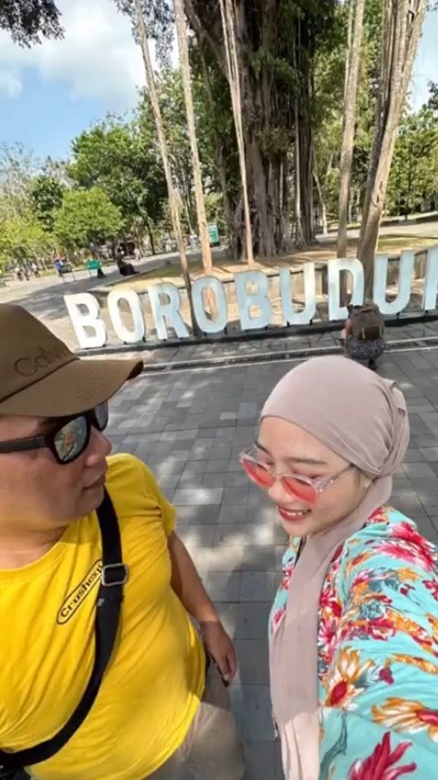 Liburan keduanya di Borobudur berlangsung seru. Waktu jalan-jalan terasa lebih fleksibel dan santai lantaran tak melibatkan banyak orang.