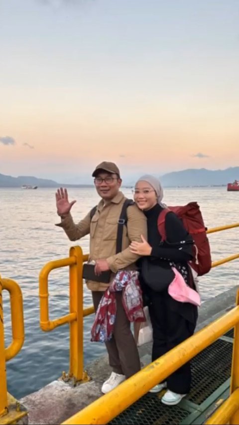 Setelah puas di Yogyakarta, Kang Emil dan Zahra melanjutkan perjalanan ke Banyuwangi.  Keduanya mengunjungi air terjun hingga Afrika Van Jav yang terkenal indah.
