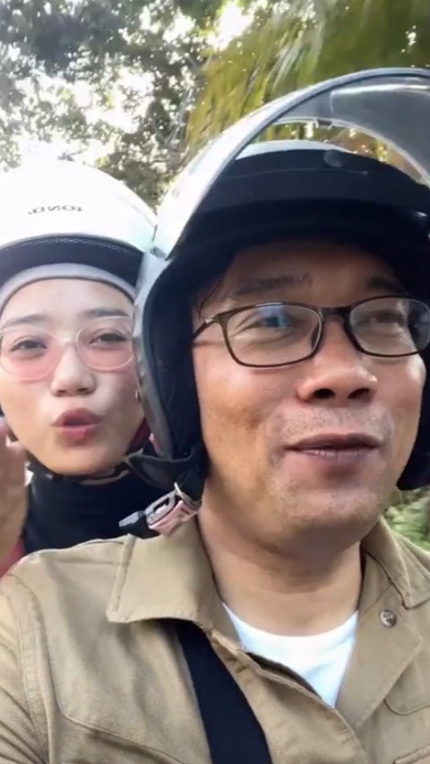 Kang Emil dan Zahra benar-benar menjadi orang biasa selama liburan. Keduanya naik kereta dan motor sewaan seperti wisatawan umum.