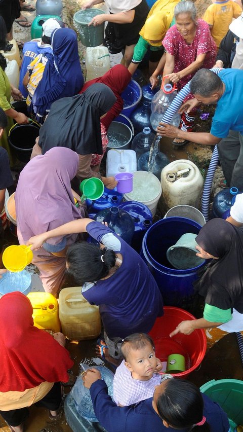 FOTO: Kekeringan Masih Parah Melanda Bogor, Bantuan 40.000 Liter Air Bersih Langsung Ludes 1 Jam Diserbu Warga