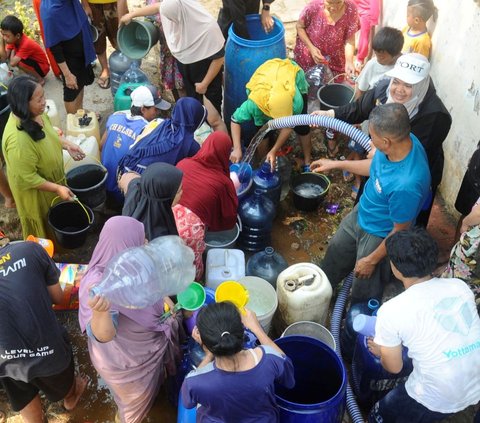 Bencana kekeringan masih melanda wilayah Kabupaten Bogor.<br><br>Salah satunya di Desa Karihkil, Ciseeng, Bogor ini banyak warga yang masih terdampak, akibatnya mereka sampai berebut bantuan air bersih yang didistribusikan Relawan Gerak Bareng.