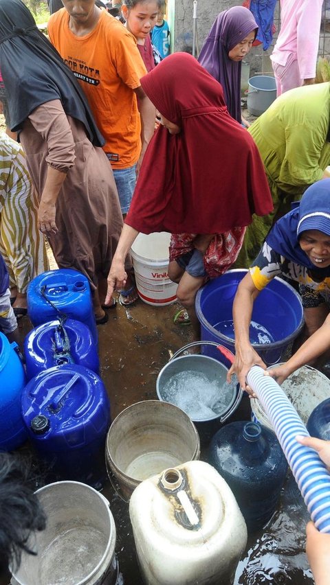 Sejumlah relawan yang didukung para donatur mulai membantu warga terdampak yang mengalami kesulitan air bersih di wilayahnya.