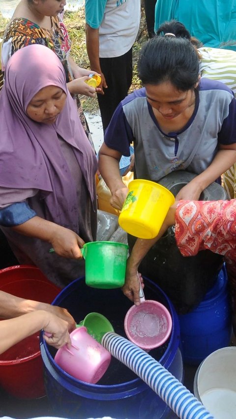 Terlihat warga menggunakan gayung yang mereka bawa masing-masing mengambil air bersih secara rebutan.