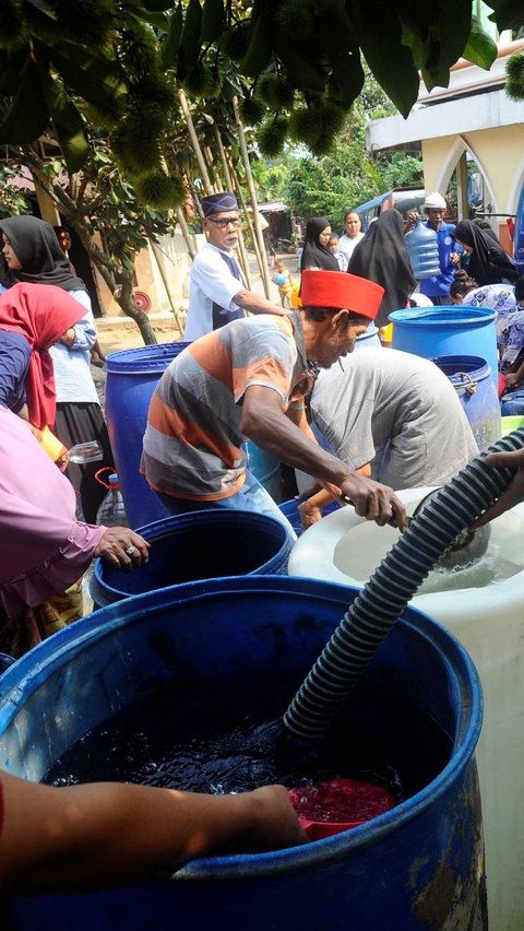 Dari galon, jeriken hingga drum mereka bawa dan gunakan untuk menampung air bersih bantuan dari para donatur.