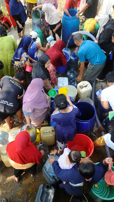 Saat pendistribusian air bersih tersebut, warga terlihat mengantre dan membawa segala macam bentuk  penampungan yang dibawa dari rumahnya.