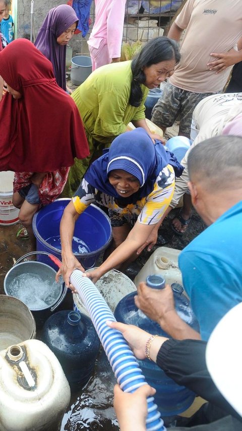 Bantuan 40 ribu liter air bersih yang dibagikan kepada ratusan warga itu langsung habis dalam waktu satu jam.