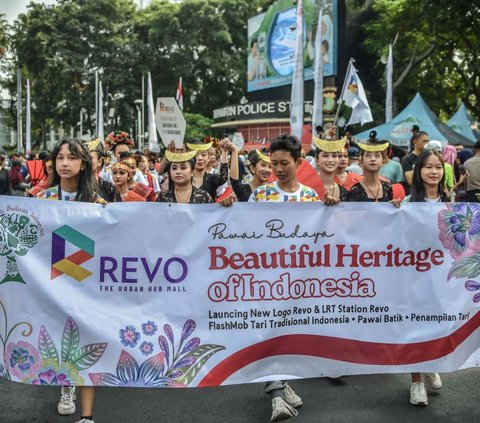 Sejumlah penari dari Yayasan Belantara Budaya Indonesia membentangkan poster saat Parade Budaya do momen Car Free Day di kawasan Bundaran HI, Jakarta, Minggu (10/9/2023).