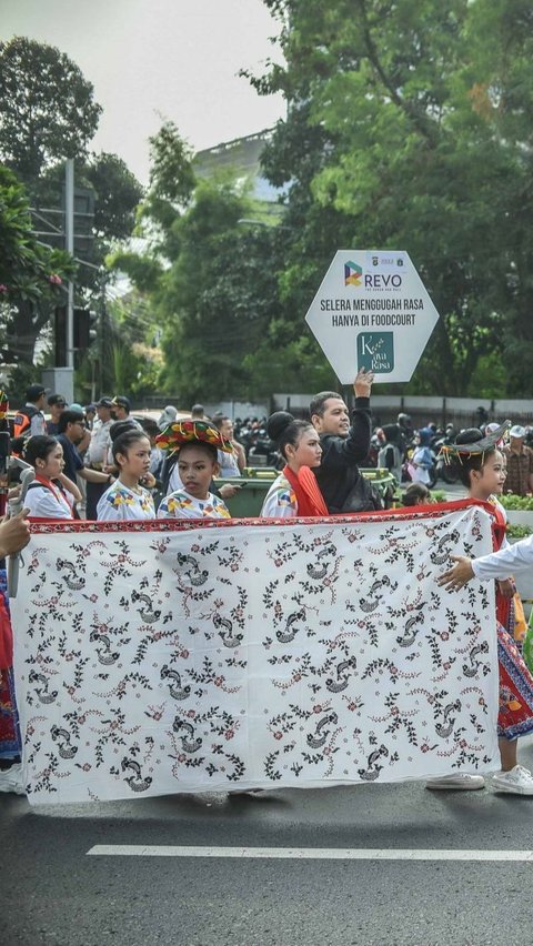 Parade ini juga sebagai ajang unjuk kreasi kain batik khas Indonesia yang dipamerkan selama CFD.