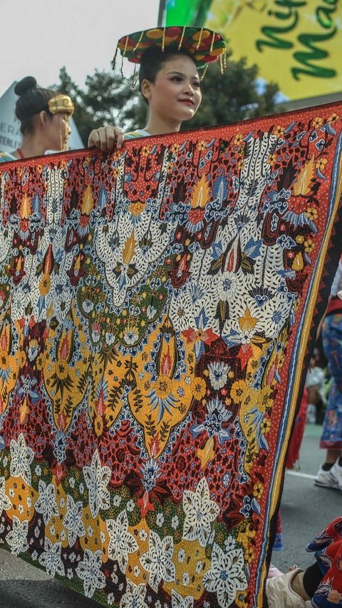 Corak dan motif kain batik yang dipamerkan para parade ini terlihat menarik