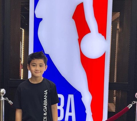 Potret Kompak Raffi Ahmad dan Rafathar Nonton Final Pertandingan Basket FIBAWC di Filipina, 'Boys Time'