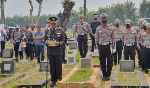 Iptu Jarot meninggal setelah terlibat kecelakaan lalu lintas di wilayah Jalan Letjen MT Haryono, Jakarta Timur, seusai melakukan serangkaian pengamanan pengamanan KTT ke-43 ASEAN, Jumat (8/9).<br>