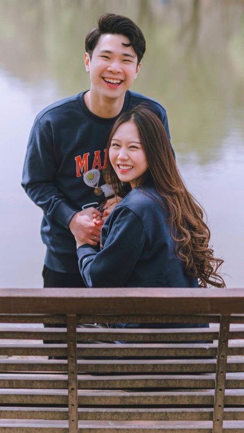 Jess dan Sisca baru mengumumkan kehamilan pertama pada bulan Mei 2021. Jess di akun Instagramnya mengunggah beberapa potret romantisnya di Korea Selatan sambil menuliskan pengumuman.