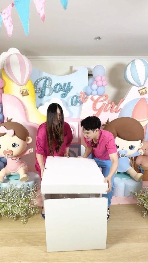 Keterbukan Jess dan Sisca dalam menyambut anak pertama semakin terlihat di bulan Agustus 2023. Keduanya menggelar gender reveal dengan perayaan sederhana dihiasi giveaway sejumlah uang.