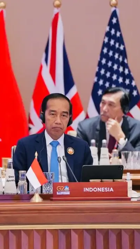 Detik-Detik Jokowi Berhenti Melangkah saat Dirangkul & Pundak Ditekan Presiden Prancis