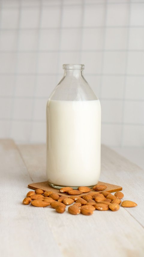 3. Susu Almond (Almond Milk)