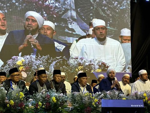 Puluhan Ribu Warga Padati Lampung Berselawat Bersama Habib Syech & Putri Zulkifli Hasan