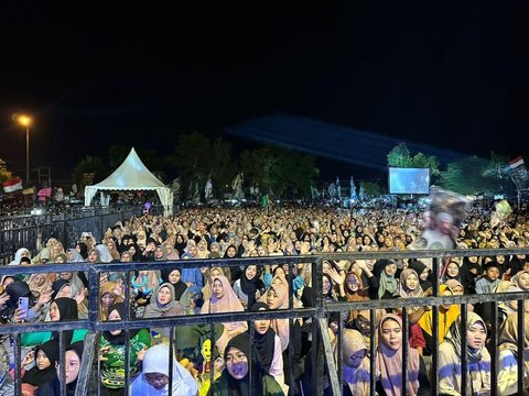 Puluhan Ribu Warga Padati Lampung Berselawat Bersama Habib Syech & Putri Zulkifli Hasan