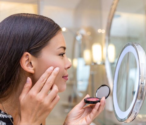 Change Eye Makeup Style with Various Ways to Apply Mascara