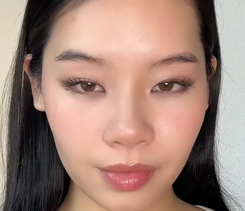 Ubah Gaya Makeup Mata dengan Beragam Cara Pakai Maskara