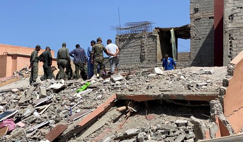 Di Moulay Brahim, sebuah desa di dekat pusat gempa sekitar 40 kilometer sebelah selatan Marrakesh, warga menggambarkan bagaimana mereka menggali mayat dari reruntuhan dengan tangan kosong.