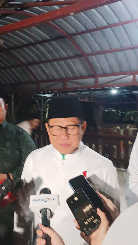 "Tapi dengan ketulusannya, insting politiknya jalan, menjalankan semua perintah-perintah atau kepartaian dari Jombang ini, kami yang di Jakarta di-remote oleh beliau," sambungnya.<br>