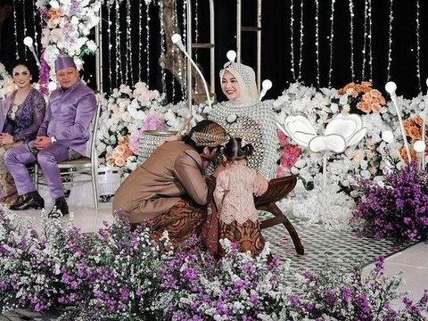 Pakai Kain Pelangi, 8 Foto Aurel Hermansyah di Acara 7 Bulanan Anak Ke-2, Bikin Netizen Salfok