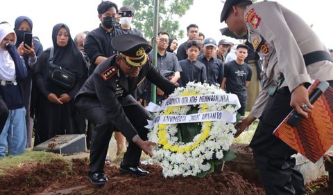 Jarot sudah dimakamkan. Pangkatnya pun dinaikkan setingkat lebih tinggi.<br>