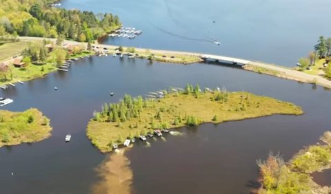 Danau Chippewa, Wisconsin, Amerika Serikat dikenal memiliki beberapa pulau terapung.